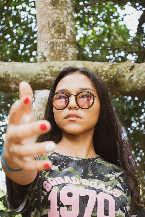 女人穿着阴影 · 免费素材图片