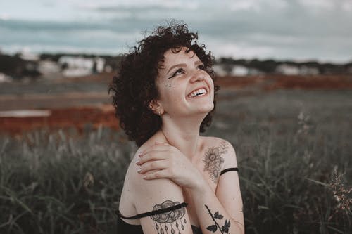 女人抱着她的肩膀 · 免费素材图片