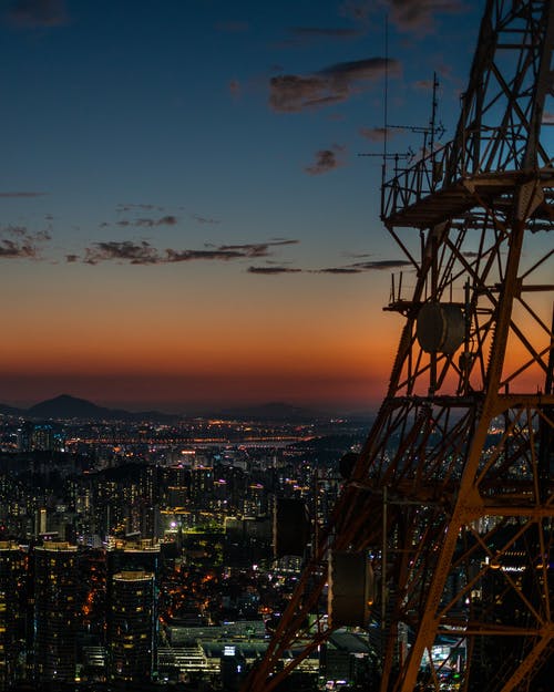 夜间的城市建筑 · 免费素材图片