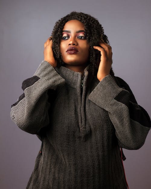 穿灰色毛衣的女人的照片 · 免费素材图片