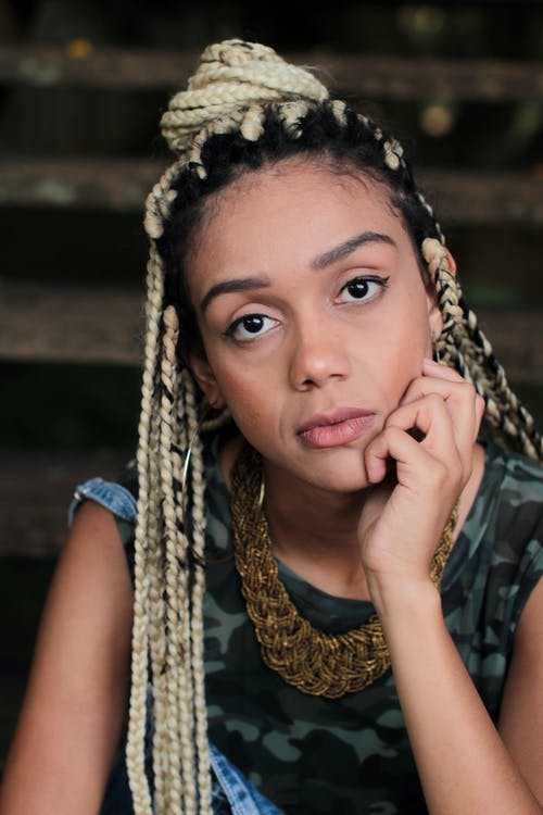 女人抱着她的脸颊 · 免费素材图片