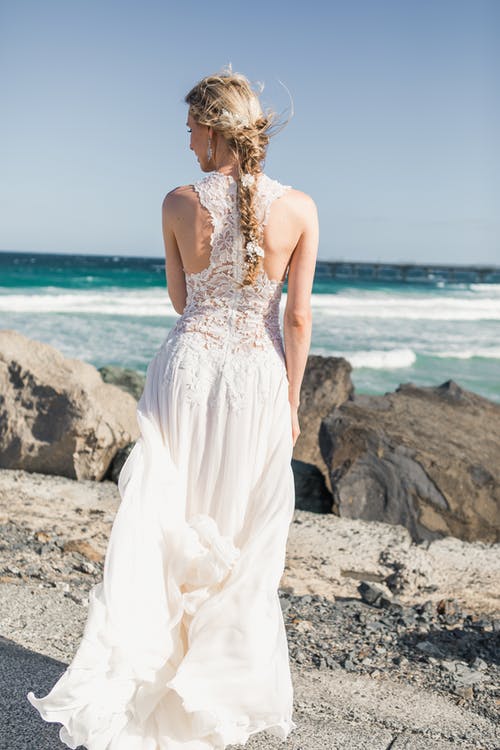 站立在水附近的婚礼服的妇女 · 免费素材图片