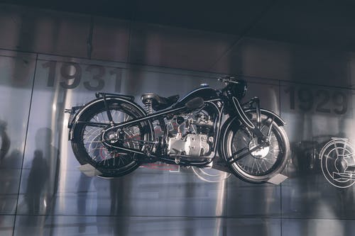 黑色和灰色摩托车比例模型 · 免费素材图片