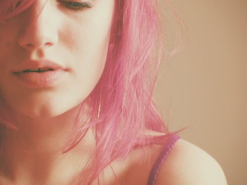 粉色上衣的未知名人 · 免费素材图片