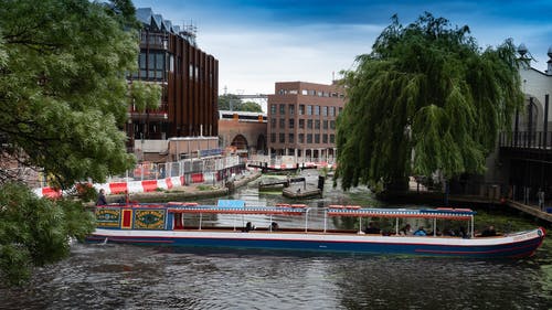 蓝色和白色的小船过河 · 免费素材图片