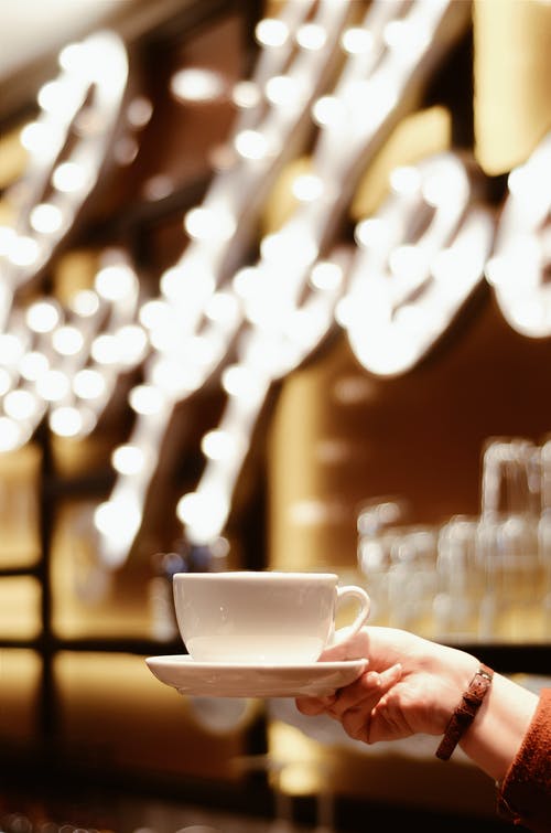 白色陶瓷咖啡杯 · 免费素材图片