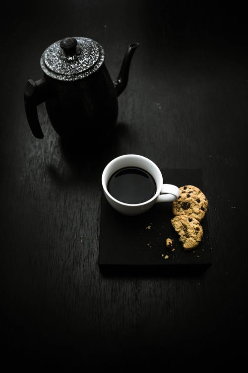 茶杯旁边的黑色茶壶 · 免费素材图片