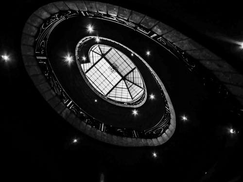 低角度摄影中的建筑物内部 · 免费素材图片