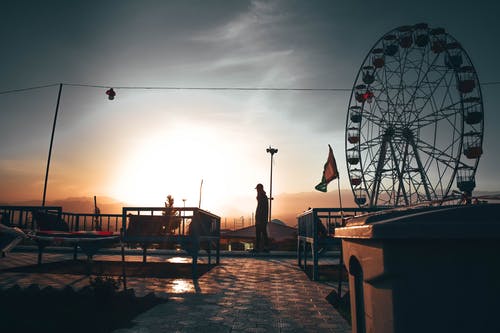 常设人在游乐园中的剪影 · 免费素材图片