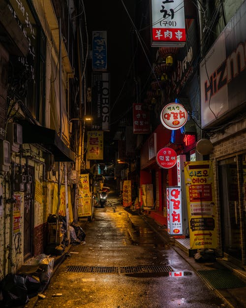 在晚上空灯火通明的城市街道 · 免费素材图片