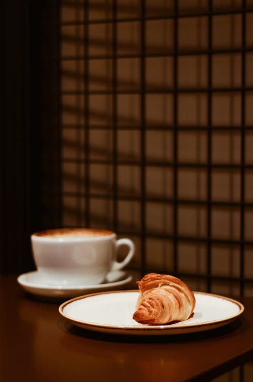 棕色木制的桌子上的镀的面包 · 免费素材图片