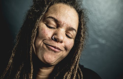 女人闭上眼睛 · 免费素材图片