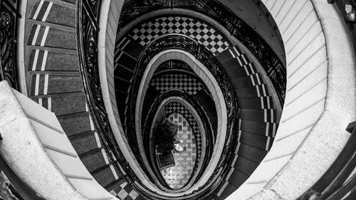 螺旋楼梯的单色照片 · 免费素材图片