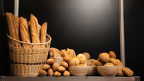 篮子里的面包和碗 · 免费素材图片