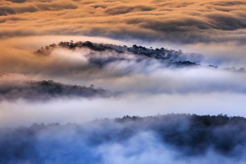 雾下黑山峰的风景照片 · 免费素材图片