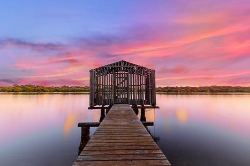 棕色木码头上平静的水体 · 免费素材图片