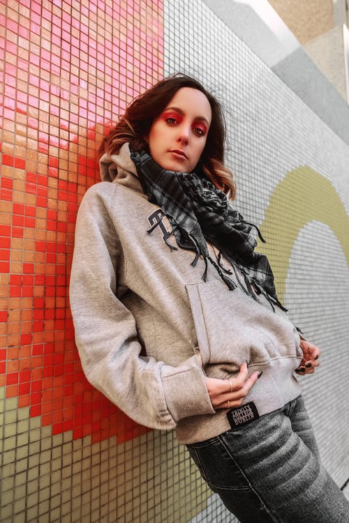 女人靠在墙上 · 免费素材图片