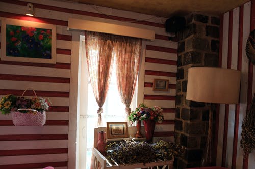 白色和红色房间里的两个棕色的窗帘 · 免费素材图片