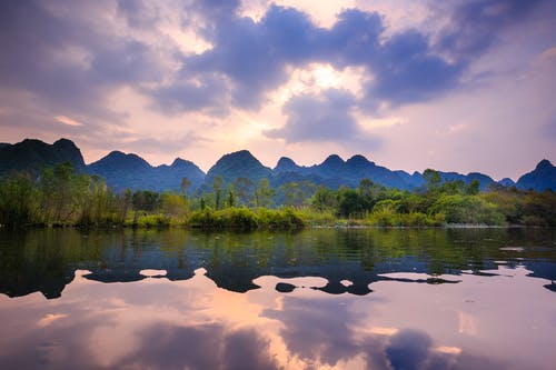 树木和水体的风景照片 · 免费素材图片