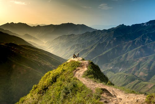 [站在山上的人] · 免费素材图片