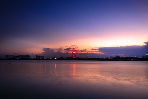 黄金时段的城市天际线 · 免费素材图片