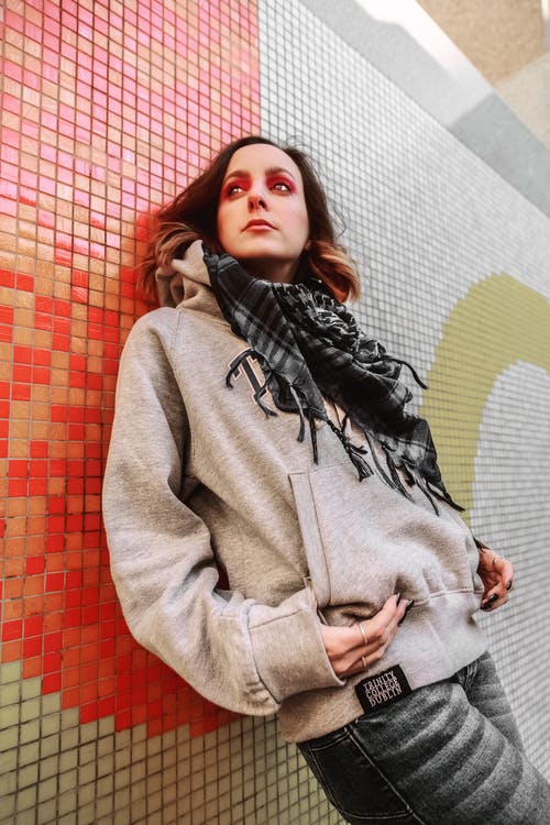 女人靠在墙上 · 免费素材图片