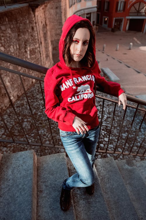 倚在金属栏杆上的女人 · 免费素材图片