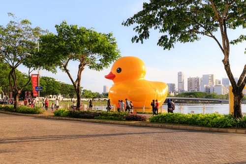 在公园与人的水体上的巨型橡皮鸭 · 免费素材图片