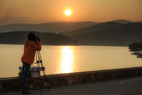 男子即将在黑山上拍摄照片 · 免费素材图片