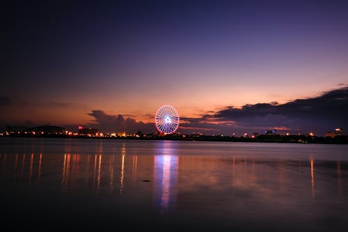 黄金时段的城市景观摄影 · 免费素材图片