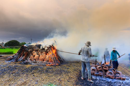 人们燃烧陶罐 · 免费素材图片