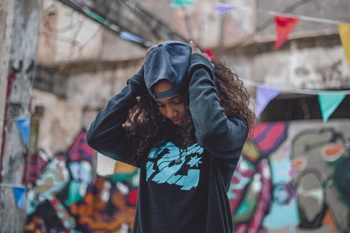 女人抱着她的帽子的照片 · 免费素材图片