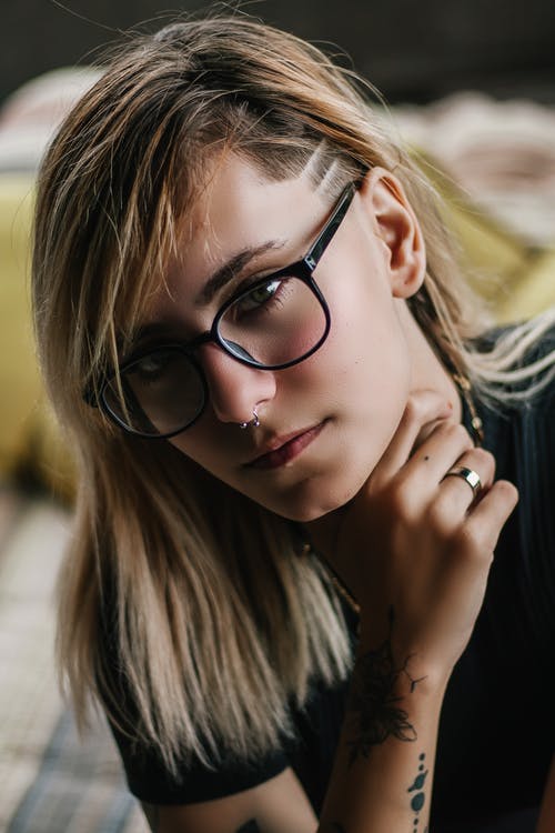 女人戴着眼镜摆姿势的特写照片 · 免费素材图片