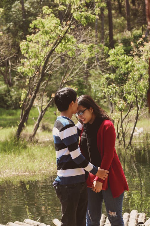 男人亲吻女人的额头 · 免费素材图片