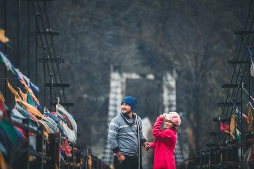 男人和女人站在室外 · 免费素材图片