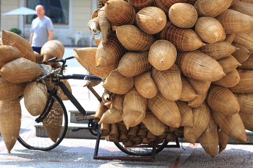 装有棕色麻袋的自行车 · 免费素材图片