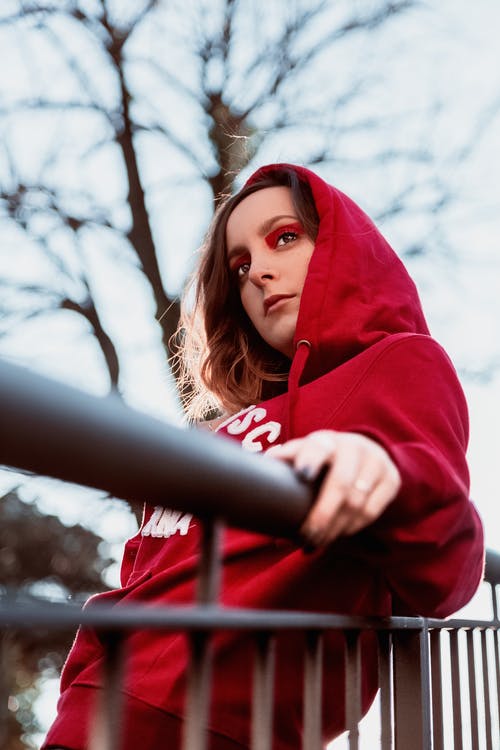 穿红色连帽衫的女人的照片 · 免费素材图片
