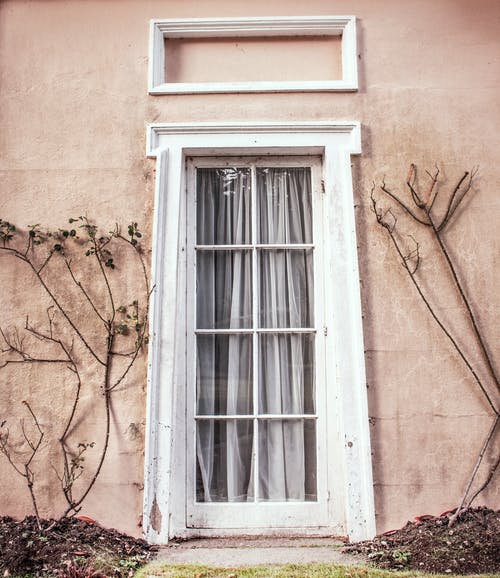 门上的灰色窗帘 · 免费素材图片