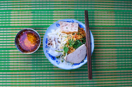 用筷子放在盘子里的食物 · 免费素材图片