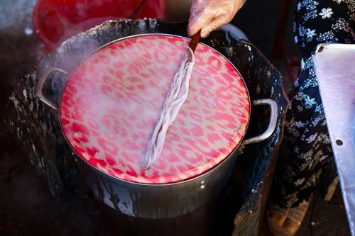 粉红和白色豹纹汤锅上的液体 · 免费素材图片