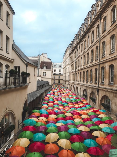 建筑物之间的各色雨伞 · 免费素材图片