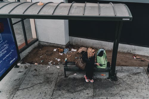 坐在长椅上的女人 · 免费素材图片