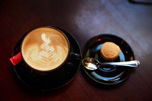 茶匙旁边的杯子里的咖啡 · 免费素材图片