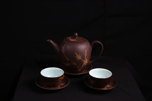 棕色花卉陶瓷茶具 · 免费素材图片