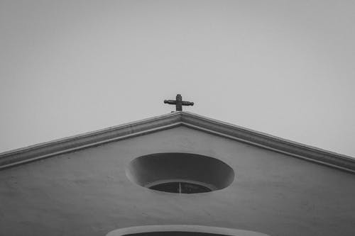 大教堂灰度摄影 · 免费素材图片