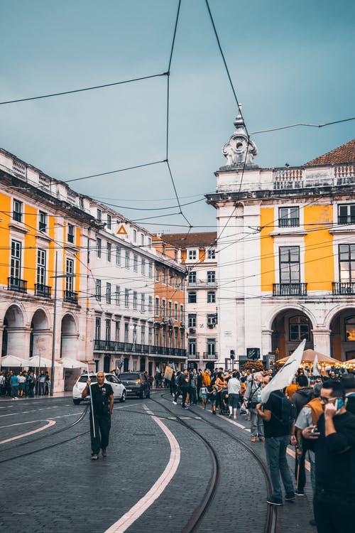 站在路边的人在大厦附近 · 免费素材图片