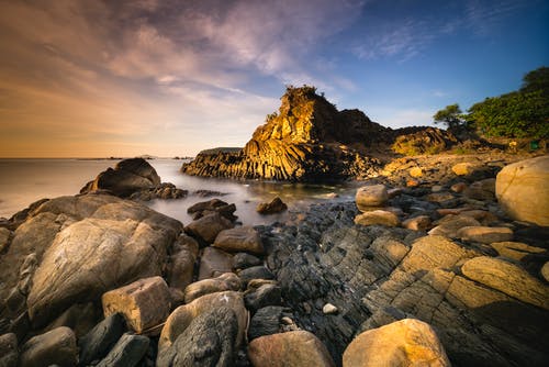 水体附近的灰色石头 · 免费素材图片