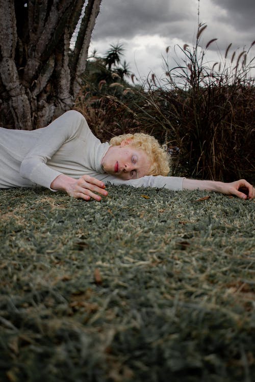 男子躺在地上的照片 · 免费素材图片