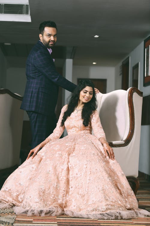 女人坐在椅子上 · 免费素材图片