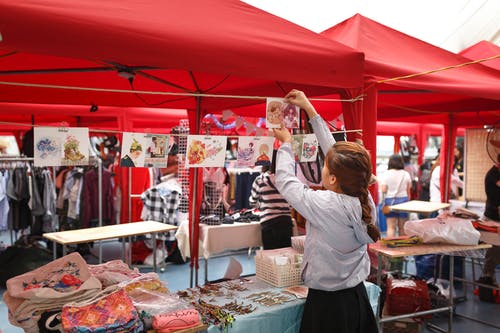 女孩安排出售展示 · 免费素材图片